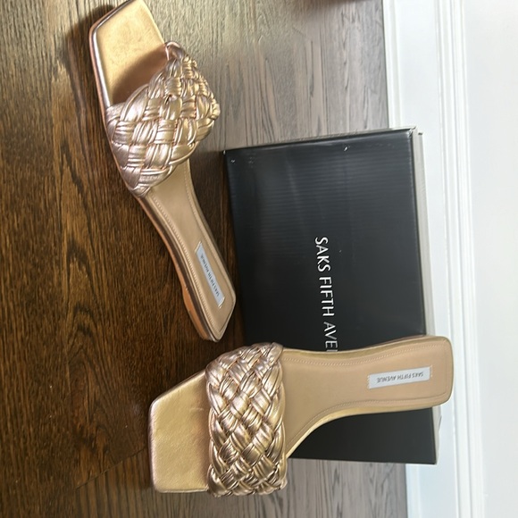 Saks Fifth Avenue Braided Gold Slides - New In Box - Size 9.5M - Picture 4 of 6